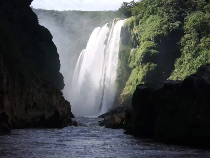 Cascada de Tamul waterfall